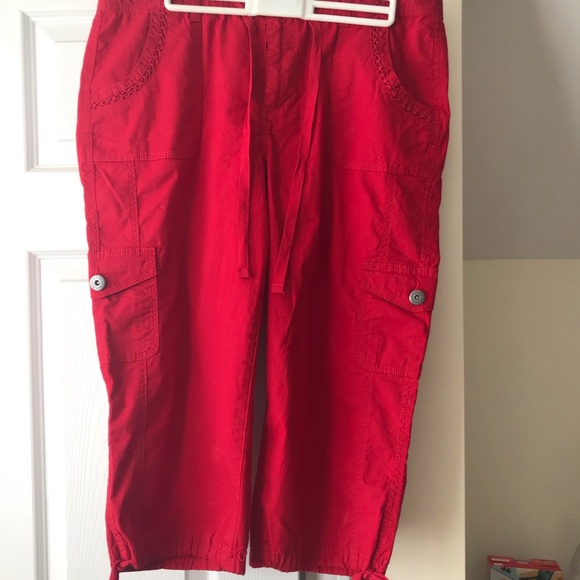 St. John’s Red capris - Picture 1 of 2